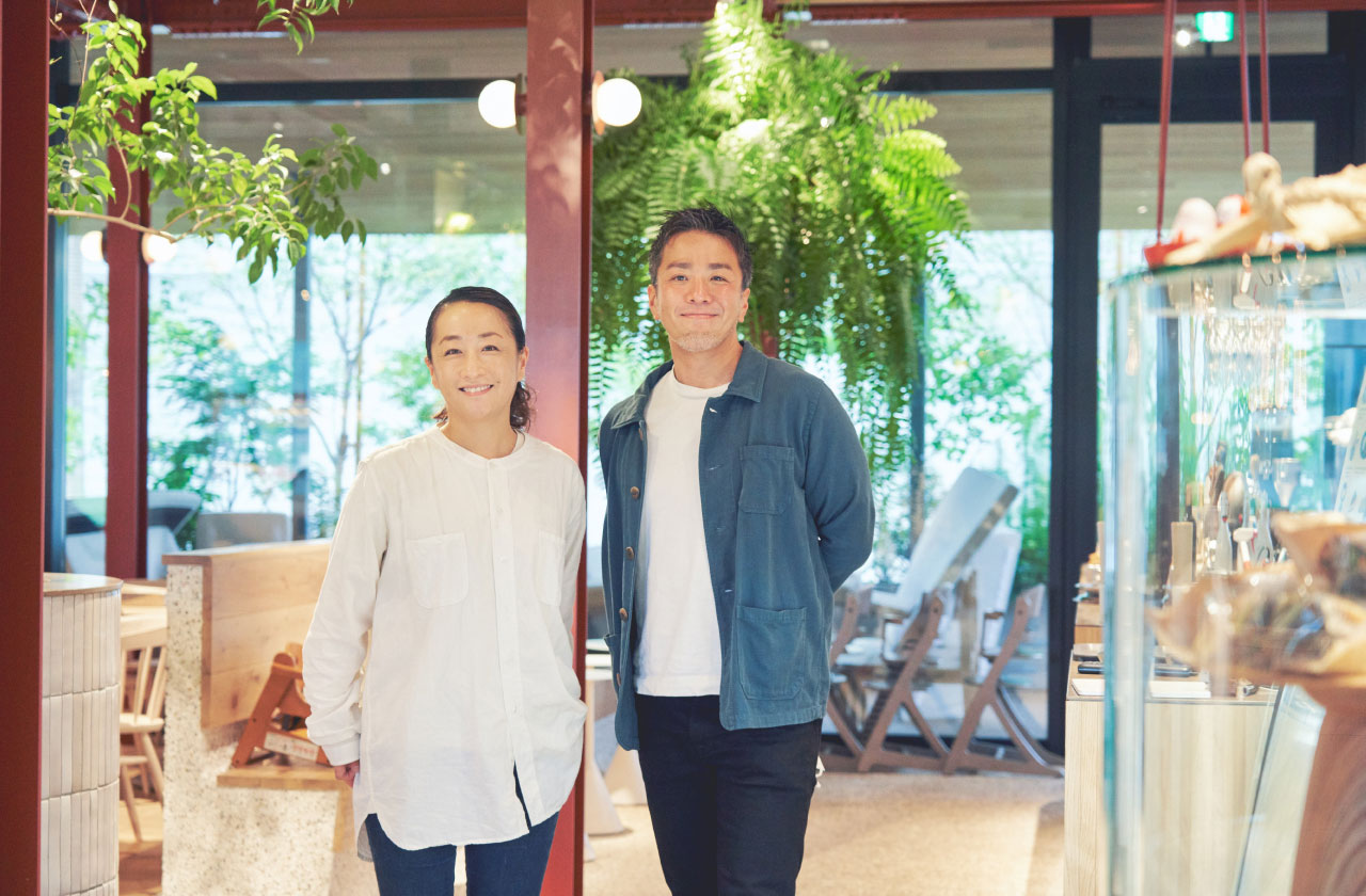 2004年に夫の清一郎さん（写真右）と麹町に開いたカフェから16年、今ではEAT GOOD PLACEのほか、Factory、Chili Parlor 9といった系列店を運営するようになった。現在は「epi etriz（エピエリ）」という会社を設立しグループを運営している。