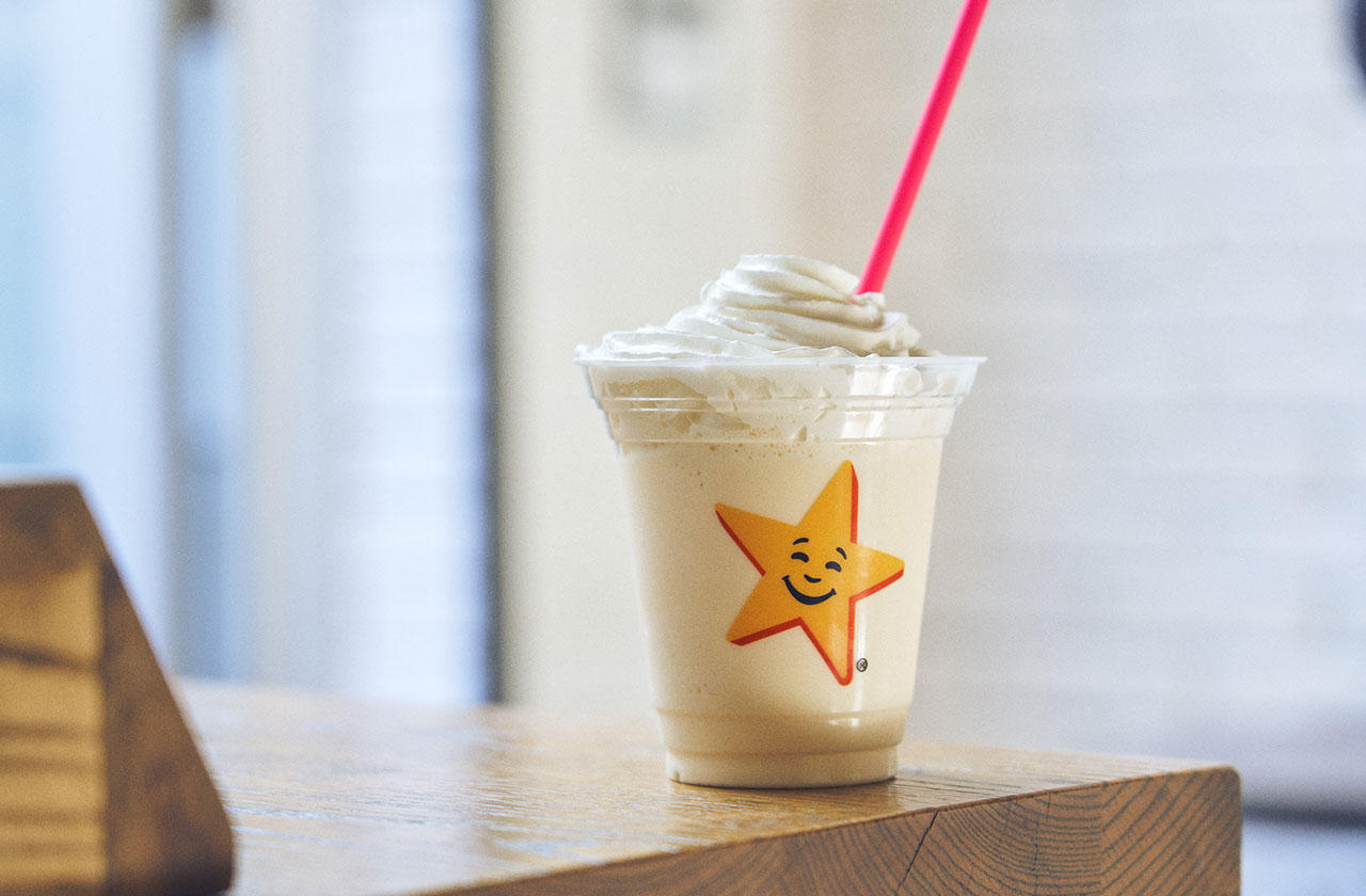 「デザートの『ホイップド アイスクリーム シェイク』(500円)もおすすめです」と前川さん。注文を受けてから牛乳とアイスクリームをミキサーにかけて混ぜ合わせるハンドメイドのシェイク。ふんわりとしたやわらかい食感は出来たてならでは。