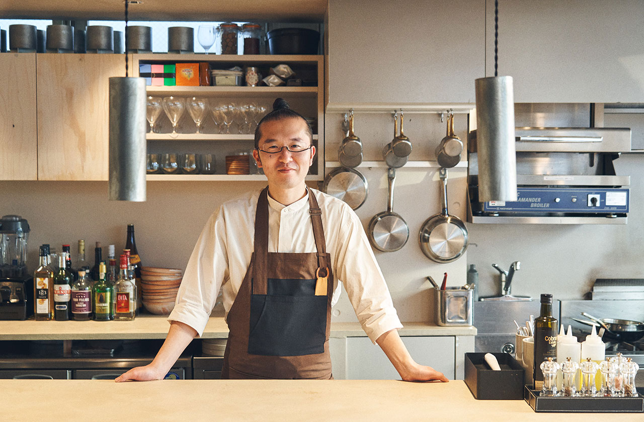 栗脇 「Bennelongは、料理人だけで40人弱はいました。シフトでまわっていて、店には20名くらいがつねに出勤していました。そのなかで、いわゆるオーストラリア人は4、5人くらいしかいなかった。それ以外は僕も含め外国の人。ヨーロッパの人もアジアの人も、そこではみんなが外国人だから、みんなお互いの境遇がなんとなくわかる。そんな空気感もおもしろかったですね」