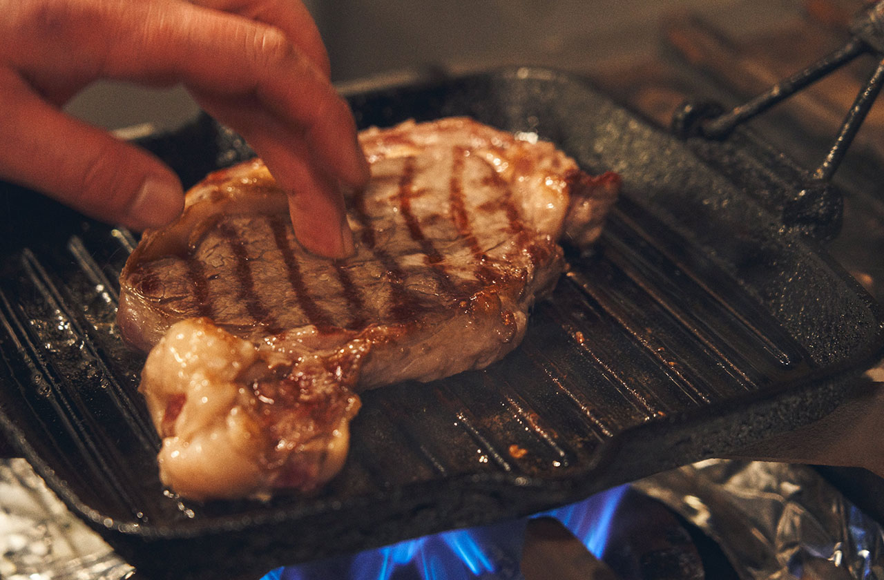 400gの塊を焼くリブロースは、グリル板で焼き上げる。