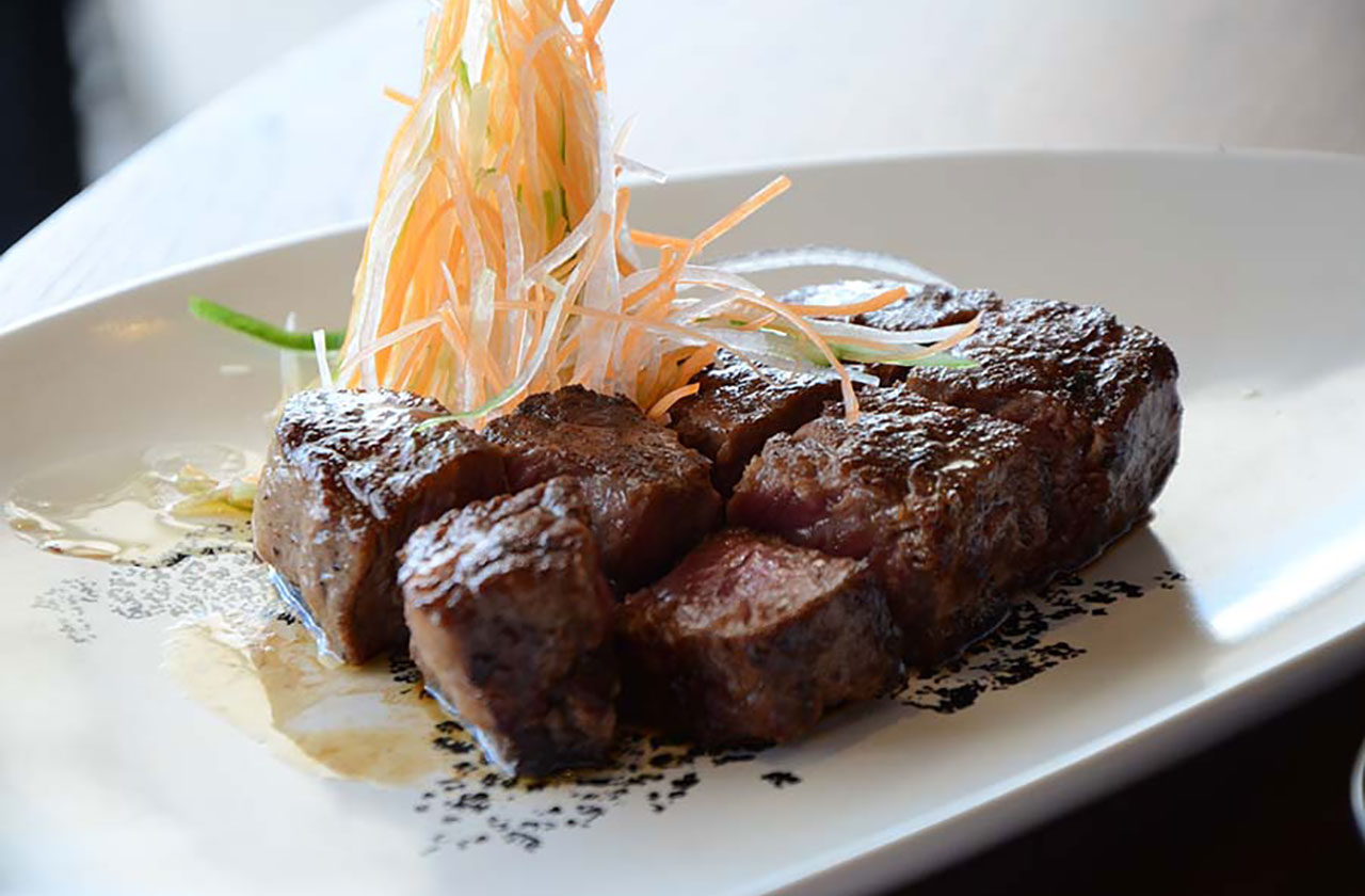 鉄板で焼かれた「Wagyu」のステーキ。脂が入った肉のやわらかさに和牛の面影を感じた。