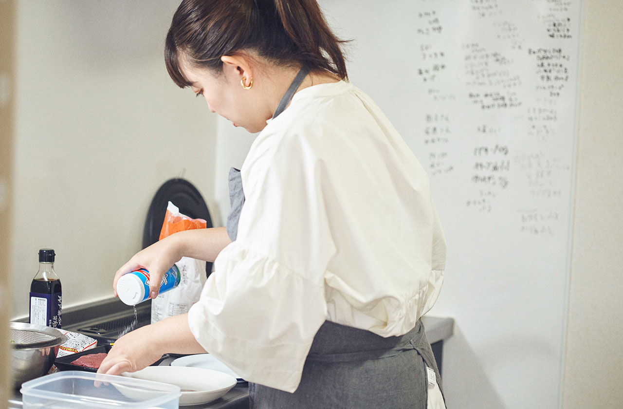 中学、高校では、仕事から遅く帰る両親の食事を作っていたという今井さん。日々の食事を考えながらも、昔から自分の大好きな料理をどうやったらおいしく作れるかと研究するのが好きだったそう。いろいろなシェフのレシピを作ったうえで、オリジナルのレシピに辿りつくことが多く、その代表が「30年間作り続けてやっと辿り着いた最後のカルボナーラレシピ」で紹介しているカルボナーラだ。小学校から作りつづけているという。