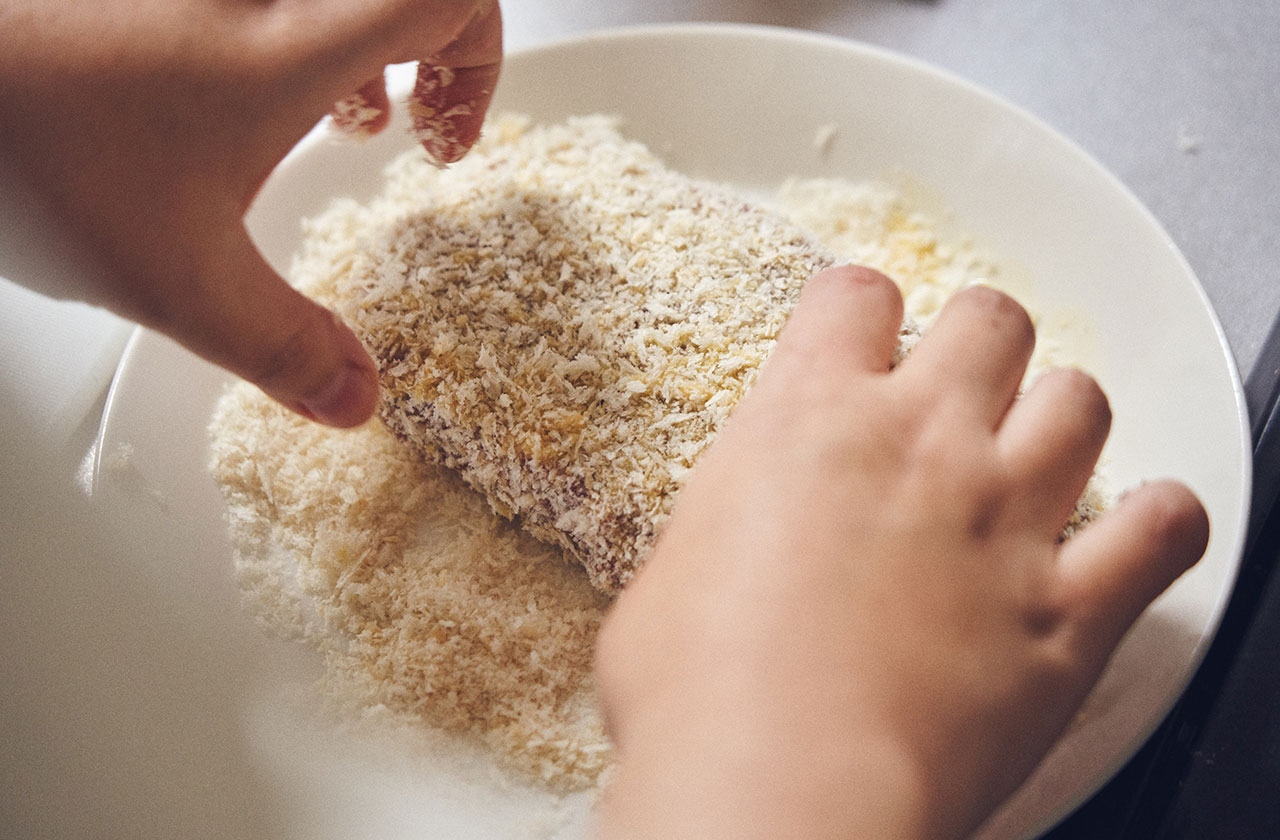 パン粉は、はがれないようにしっかりと付けるのがポイント。