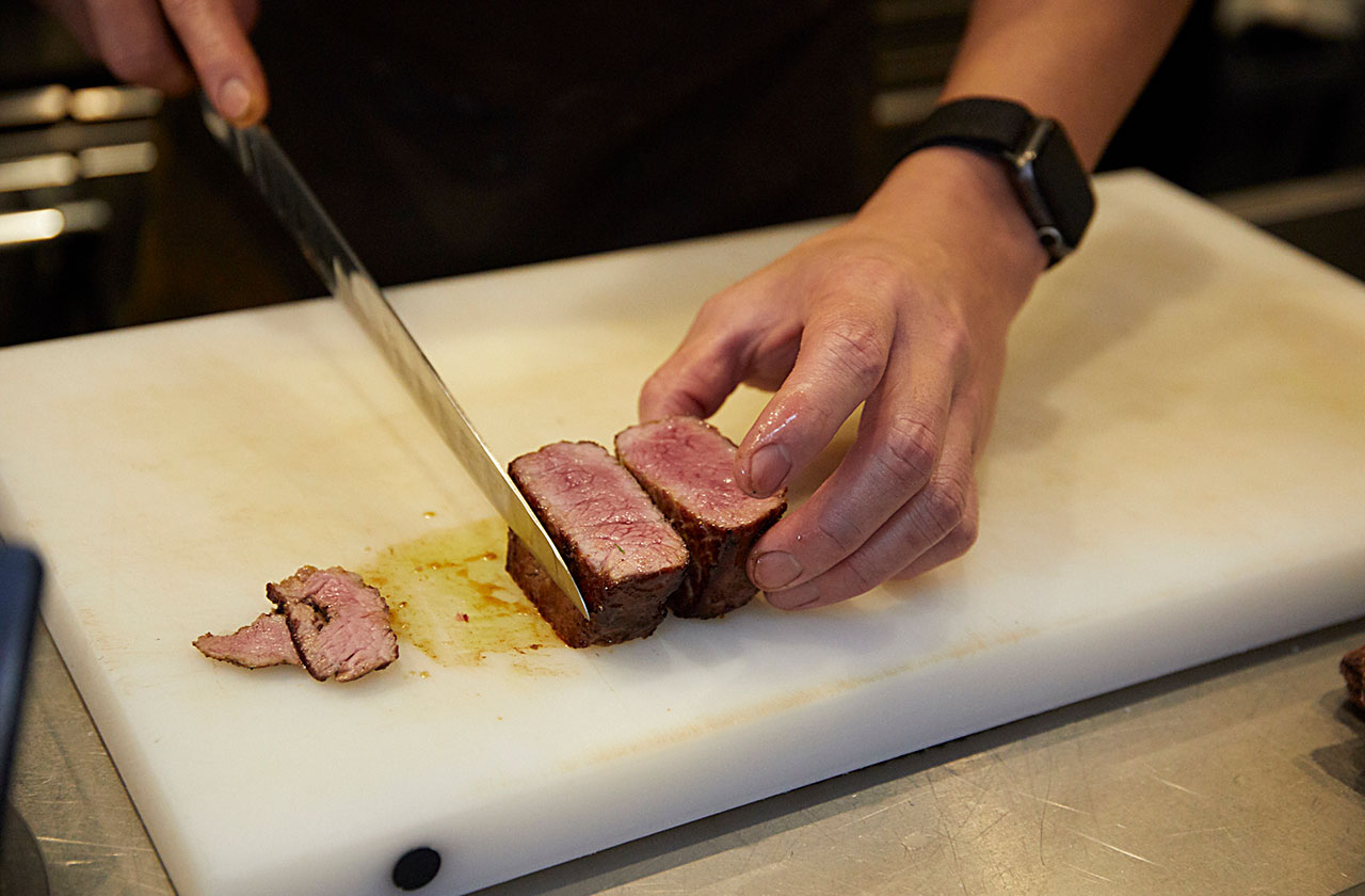 シェフの抜群の火入れ。「できるだけ塊で焼きたいんです。その方がおいしいですから」と松城さん。1人前130gでしっかりと食べ応えもある。