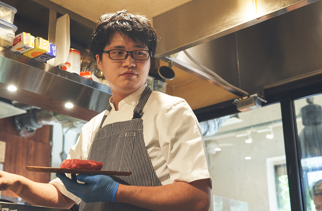 听屋の店長、岩﨑さん。吉祥寺にあった听屋に入った後、听屋の日本橋店の店長を経て2020年から六本木店の店長として店を切り盛りしている。