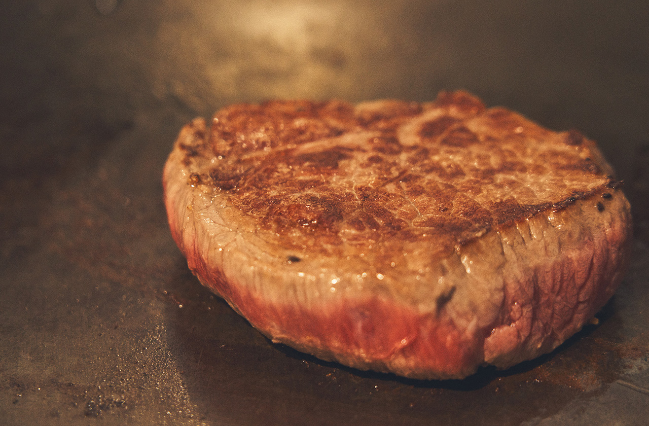 ゆっくりと焼かれたパスチャーフェッドビーフは、しっとりとした肉質で噛みしめるほどにうま味と風味があふれ出す。さっぱりと食べられるので、200ｇもペロリと食べきれる。