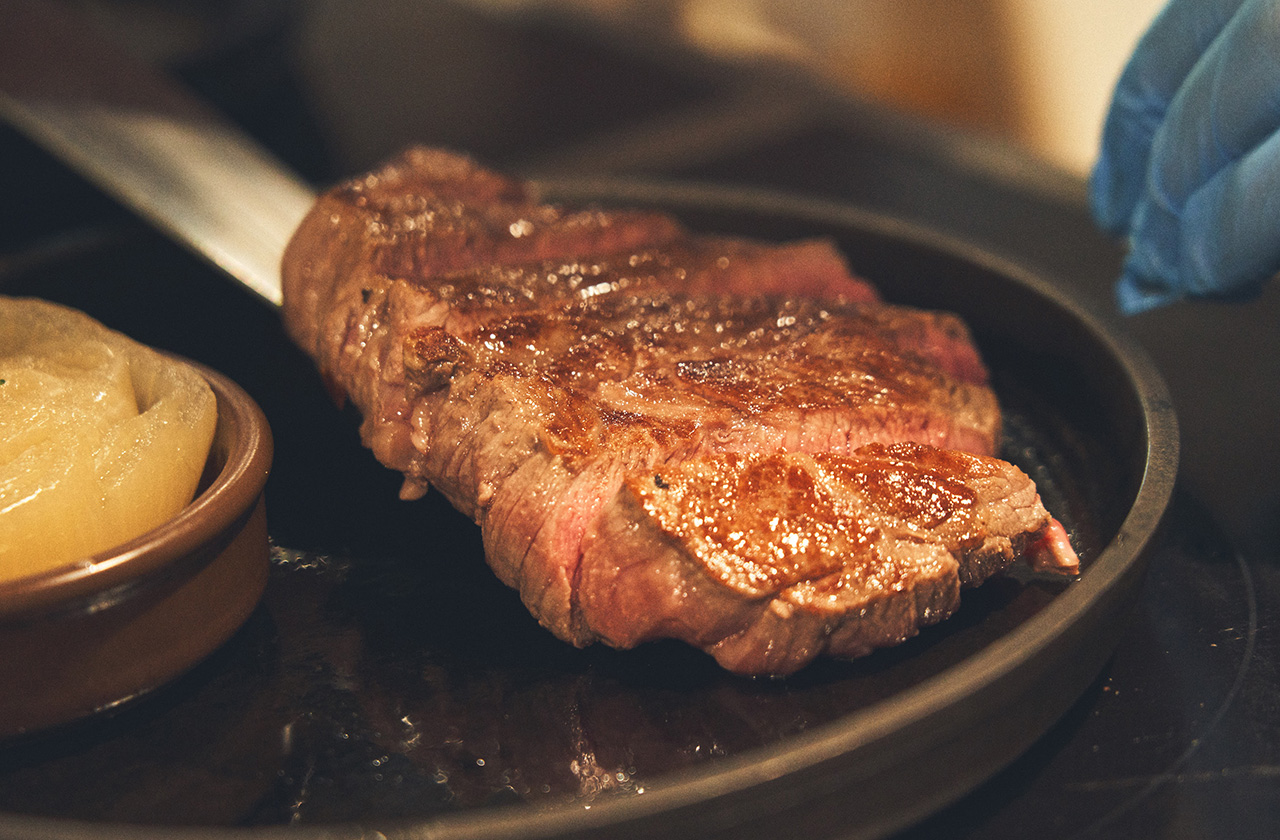 ゆっくりと焼かれたパスチャーフェッドビーフは、しっとりとした肉質で噛みしめるほどにうま味と風味があふれ出す。さっぱりと食べられるので、200ｇもペロリと食べきれる。