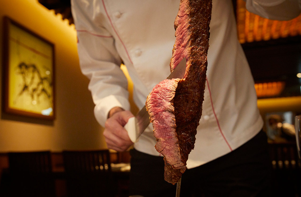 「テーブルでお客様にお肉を切り分けるパサドールは、実は担当するお肉が１本１本決まっていて、そのお肉の準備から、焼き上げ、状態管理まで行うんです」とカルロスさん。