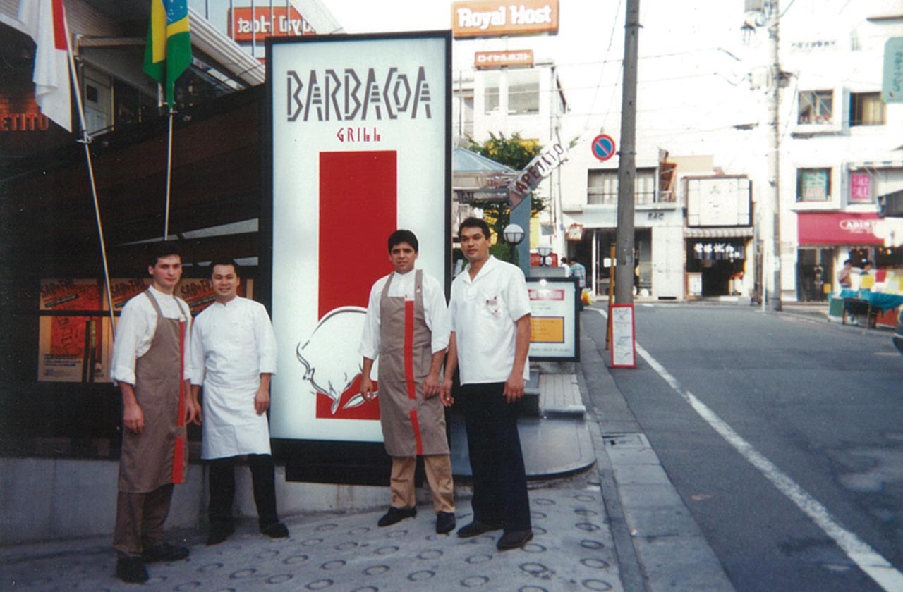 創業当時の青山本店。写真の左端が若き日のカルロスさんだ。写真提供：株式会社ワンダーテーブル