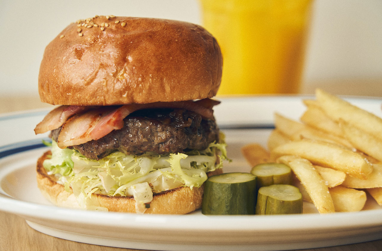 「ビーフ ベーコン バーガー 短角牛」（2,090円、税込）にポテトとピクルス、ドリンクをつけたランチセット（＋500円）。ハンバーガーに入っているベーコンもオーストラリア産だ。撮影では、オーストラリア産のコールドプレスオレンジジュースを注文した。