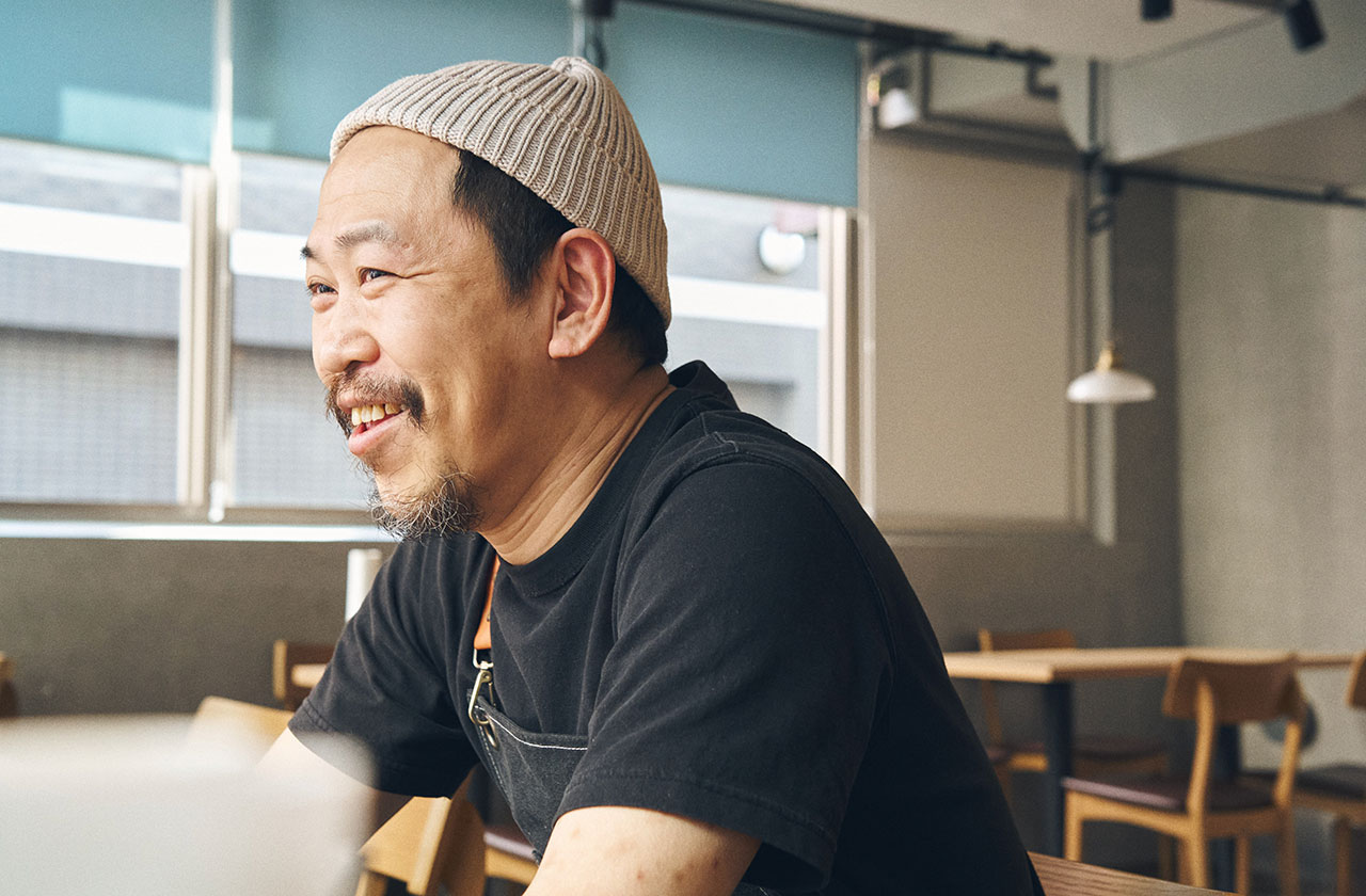 オセマニアのハンバーガーを開発した岡村さん。「西新宿は、近くに外資系ホテルがあるなど、海外のお客様も多く、富裕層も住んでいらっしゃる。カジュアルな業態でお客様に寄り添えるような店にしたいという気持ちとともに、良いものを安売りしないで、きちんとした価格でお届けしたいと思っています」と岡村さん。