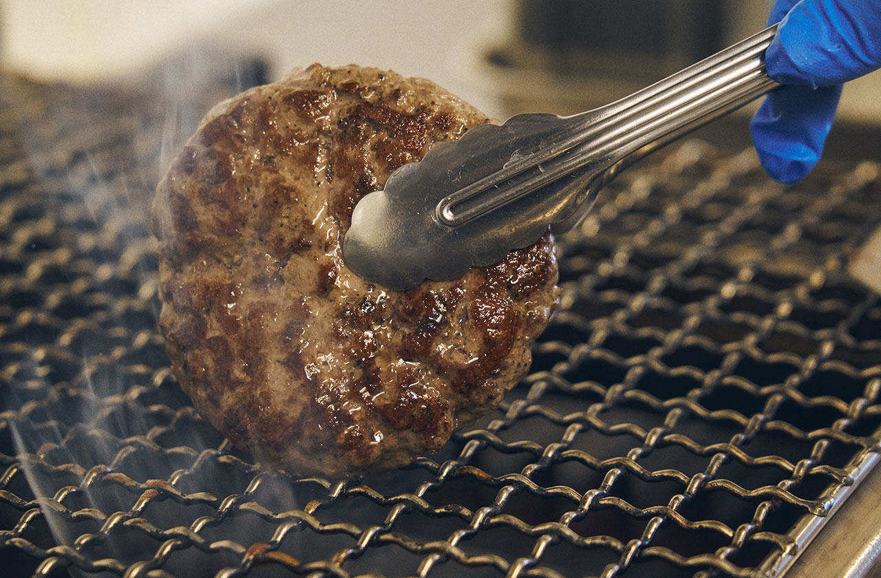 「ビーフ ベーコン バーガー 短角牛」では、オーストラリア産短角牛100%のパティを炭火で1枚1枚丁寧に焼きあげていく。オセマニアでは、通常タイプのビーフバーガー(オーストラリア産ビーフ)やラムバーガー、ルー(カンガルーの肉)バーガーでもつなぎを使わない肉100%のパティを使っている。