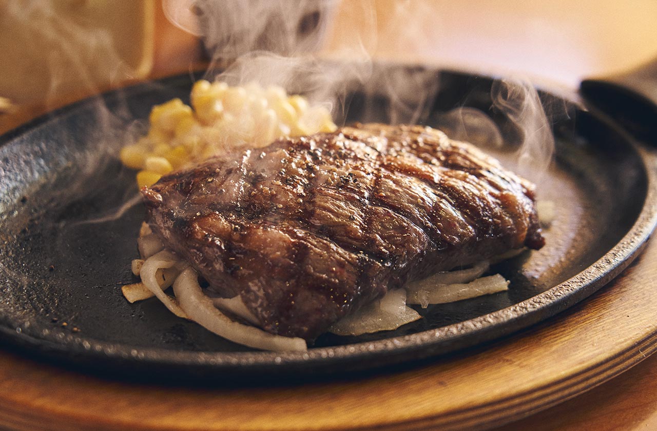 「特上ハラミ 200g」（3,980円）。ハラミは、肺を支える横隔膜の筋肉の部分でステーキの人気部位。うま味の強さとやわらかさが特徴だ。