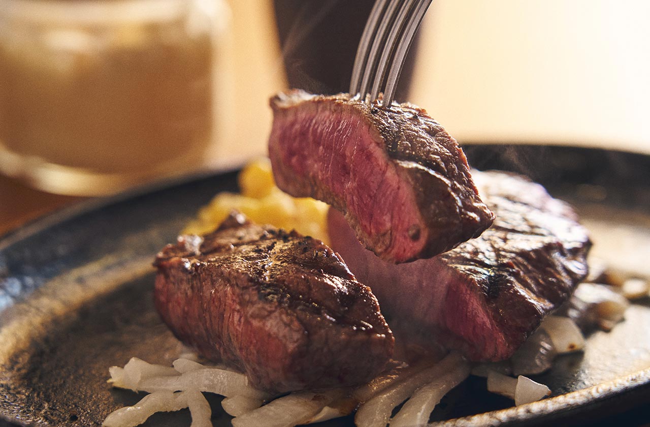 名物の「ヒカル ステーキ 200g」（2,000円）は、モモ肉を使っている。ステーキ ヒカルでは、肉はレアで火入れされている。