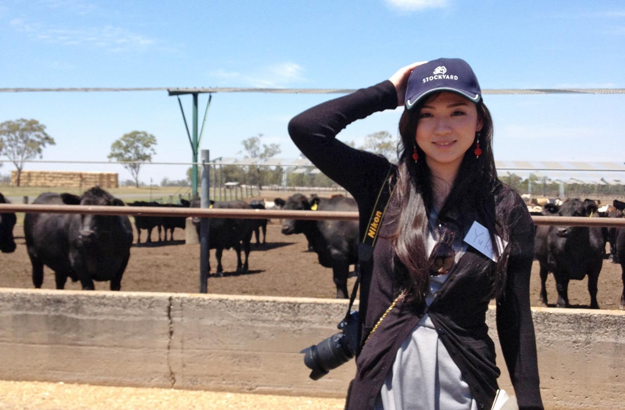 2012年、鉄美人プロジェクトの視察でオーストラリアの牧場を訪れた石坂さん。