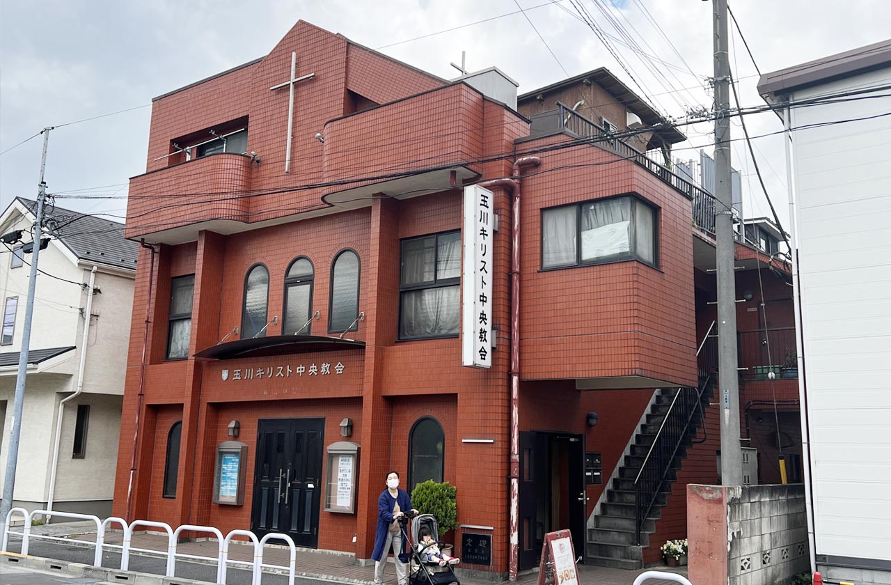 2017年にオープンしたPUNK DOILYは、東急大井町線の尾山台駅と九品仏駅のちょうど中間にある玉川キリスト中央教会のあるマンションの3階バルコニーにある。2022年にキッチンを拡張し、建物の屋上にテラス席をつくった。周囲に高い建物がないためテラス席には、360度が開かれた解放的な空間が広がる。