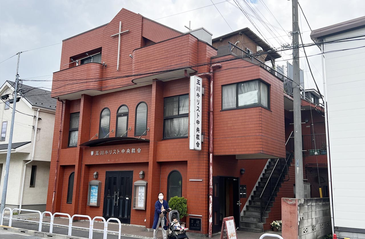 2017年にオープンしたPUNK DOILYは、東急大井町線の尾山台駅と九品仏駅のちょうど中間にある玉川キリスト中央教会のあるマンションの３階バルコニーにある。2022年にキッチンを拡張し、建物の屋上にテラス席をつくった。周囲に高い建物がないためテラス席には、360度が開かれた解放的な空間が広がる。