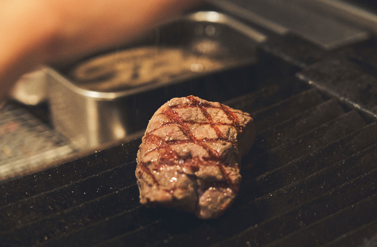 葡萄牛の肩ロースを、グリル板で焼いたのちオーブンへ。表面を焦げつかせず、できるだけ素材の味わいをフレッシュに伝える方がオーストラリア産牛肉にはあうと鈴木さんはいう。