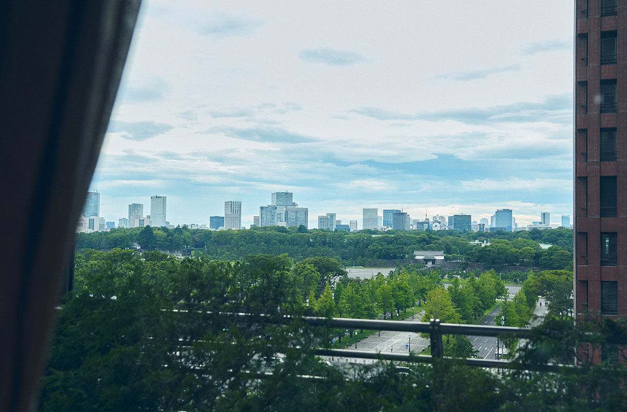 東京・丸の内の一等地、窓からは皇居の森や掘を見ることができる。