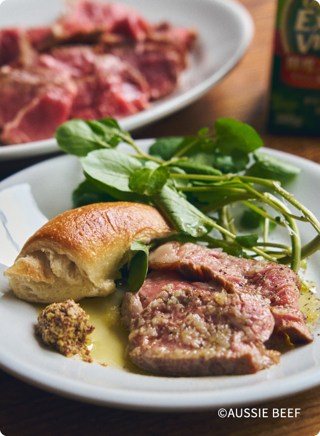 レアステーキのオリーブオイルフォンデュ