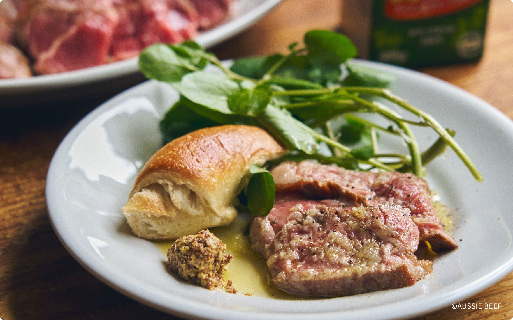 レアステーキのオリーブオイルフォンデュ